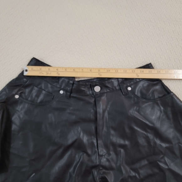Blank NYC Black Faux Leather Shorts Flouncy Vegan Size 31 - Picture 6 of 14